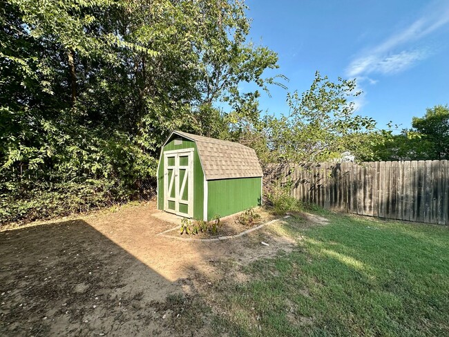 Building Photo - Charming Home in Bellmead, TX