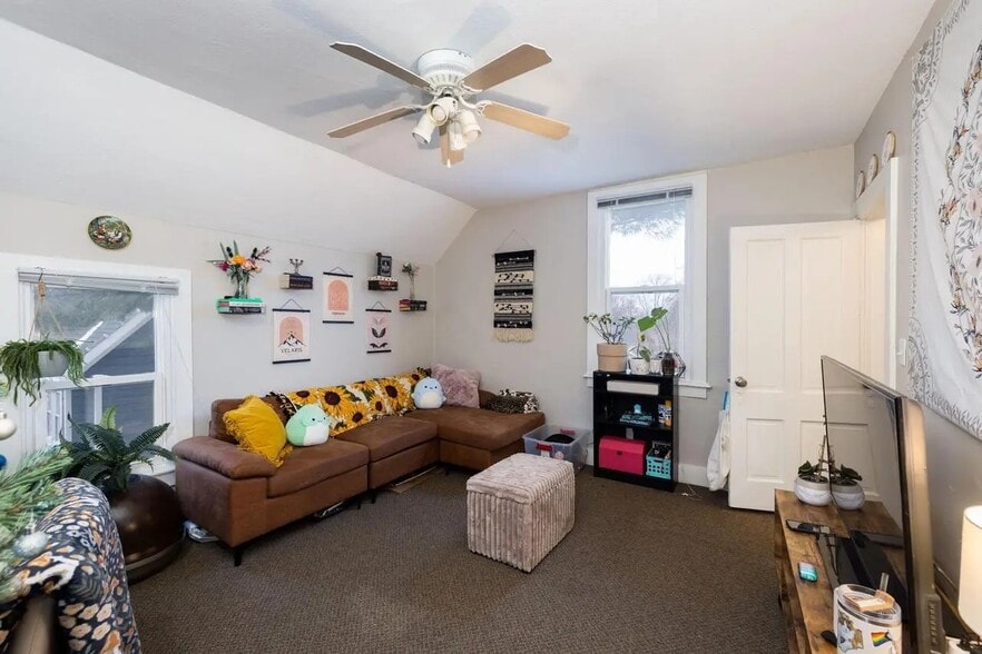 Building Photo - 1204 5th Ave S