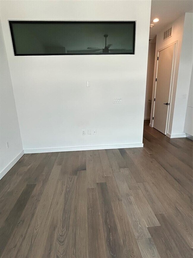 Building Photo - 800 Embassy Dr