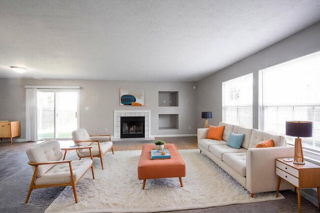 Building Photo - Great 3 Bedroom 2.5 Bathroom Home on the upper east side of Indy!