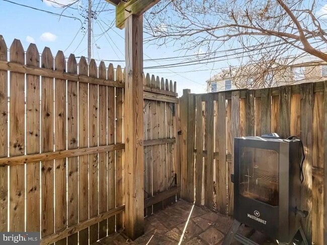 Building Photo - 2107 Lamley St