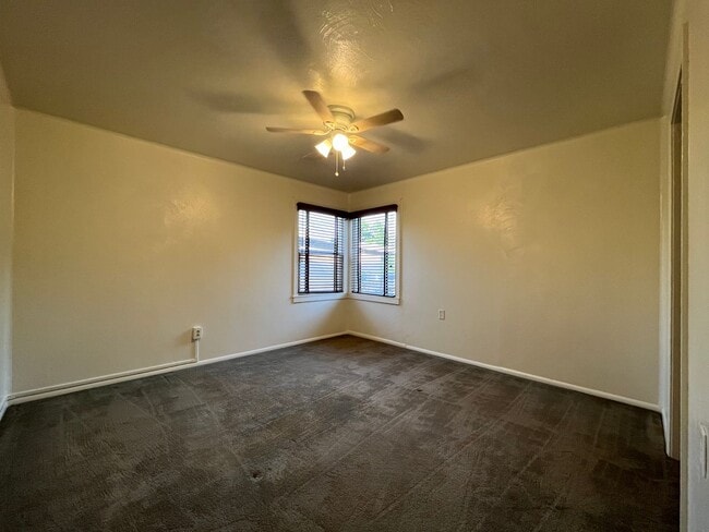 Building Photo - Pet Friendly! 2 Bed, 1 Bath Home with a Fu...