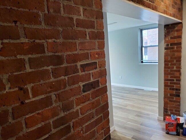 Building Photo - 33 Brainerd Rd