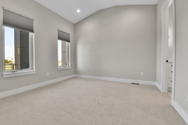 Building Photo - $3,200 - 2 Bed, 2.5 Bath Townhome in Prime...