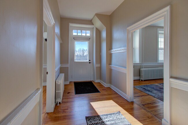 Building Photo - 796 Long Ln