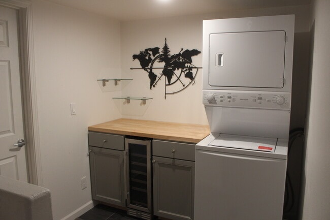 Building Photo - 442 E 7th St