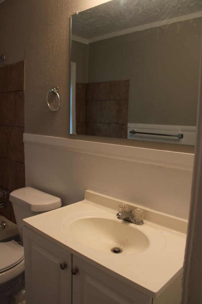 Building Photo - Close to Tinker and Shopping