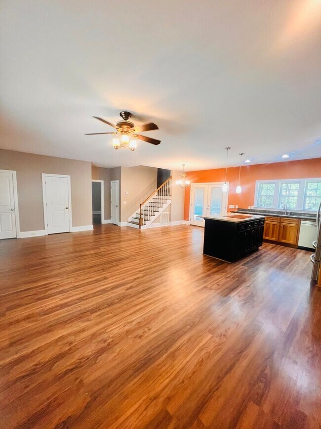 Building Photo - Tucked Away 3 Bedroom Gem on Private Road ...