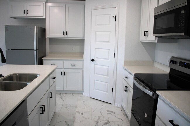 Building Photo - COX-NORTHRIDGE DR-1