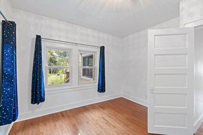 Building Photo - Adorable East Nashville Cottage w/ HUGE Fully-Fenced backyard!