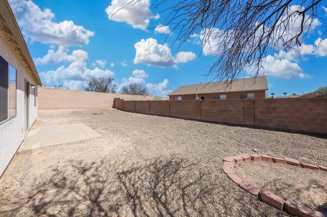 Building Photo - 6645 S SQUAWROOT Pl