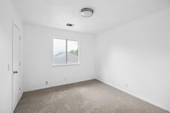 Building Photo - 176 Oak River Dr