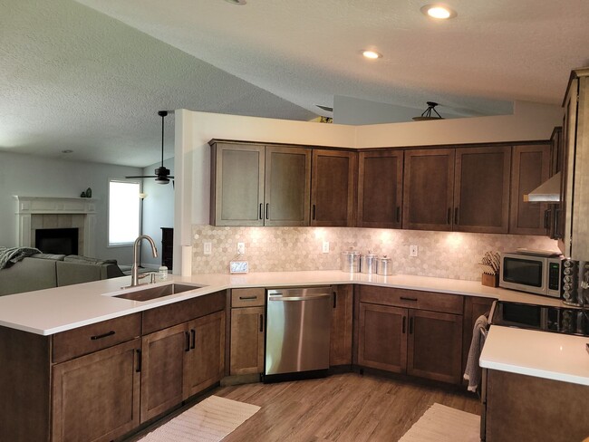 Building Photo - Stunning Home with Hot Tub with Detached O...