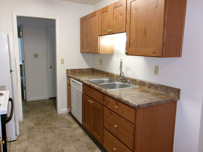 Building Photo - Well maintained 2 bedroom, 1 bath condo