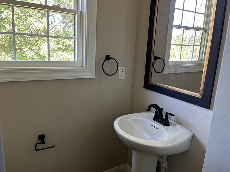 Building Photo - 3006 Vicksburg Rd