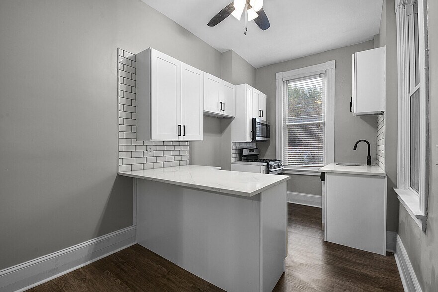 Building Photo - 2205 S 11th St