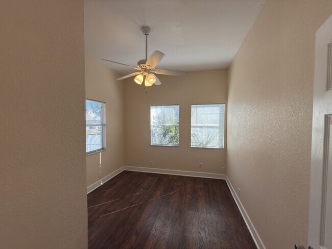 Building Photo - 2528 W St John St