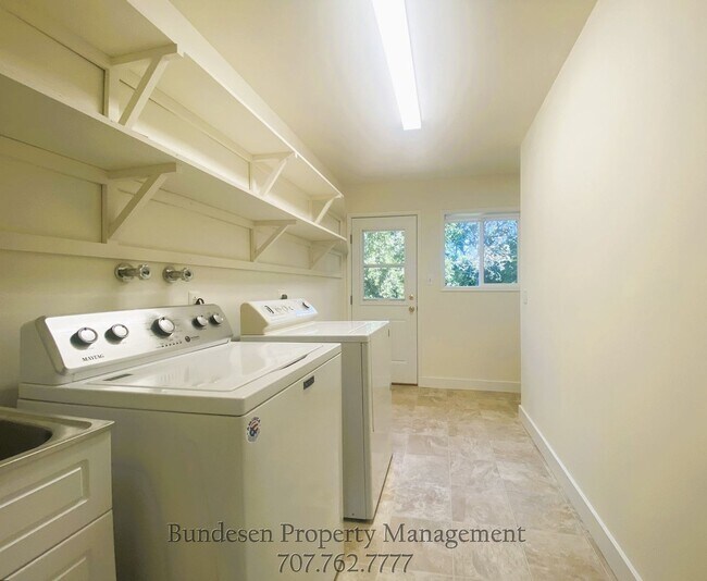 Building Photo - 77 Sunny Hill Dr