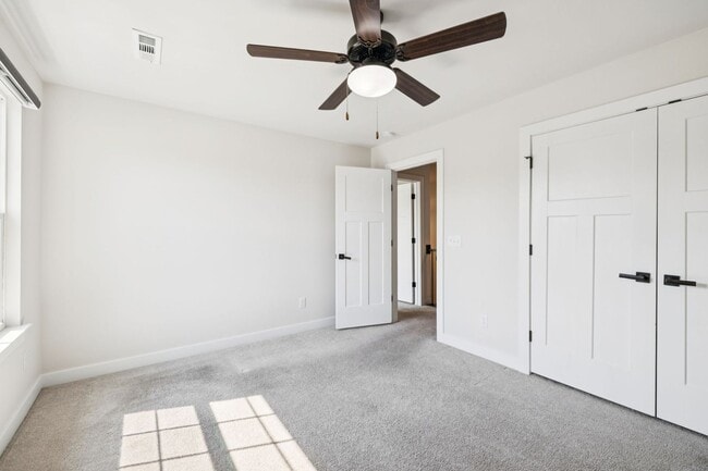 Building Photo - 5BR/3.5BA home offers stylish and function...