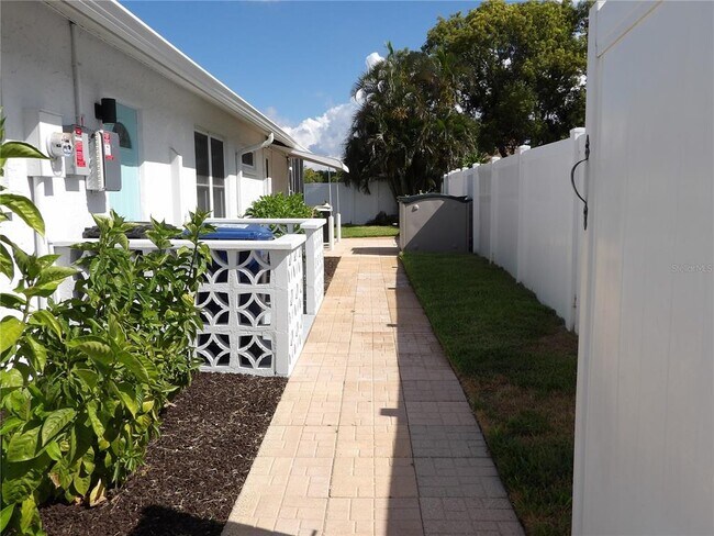 Building Photo - 1856 Woodhaven Cir