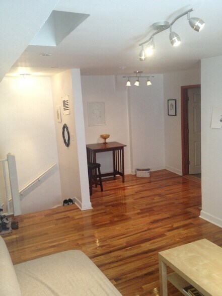 Building Photo - 3233 W Pierce Ave
