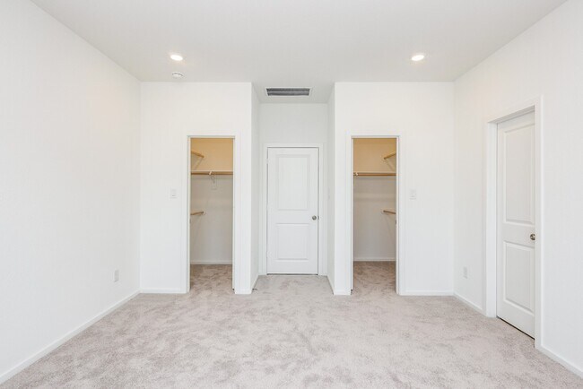 Building Photo - 2135 Salinas Dr