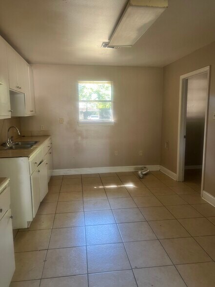 Building Photo - 416 E Cedar St