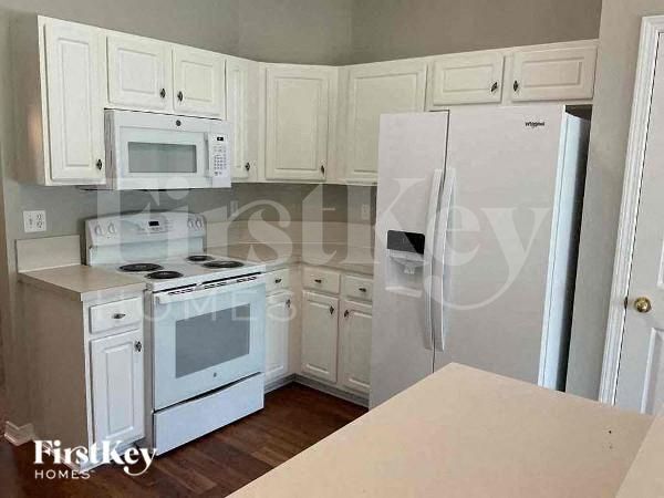 Building Photo - 1242 Summit Oaks Dr E