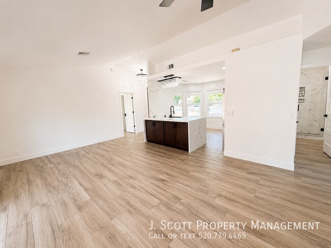 Building Photo - 6531 N 83rd Ln