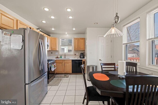 Building Photo - 233 Melrose Ave