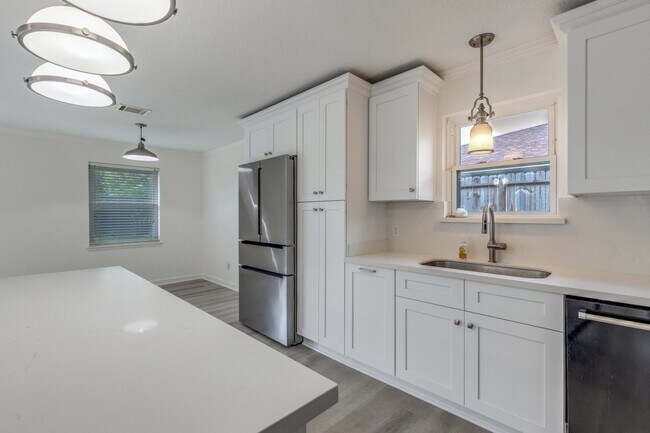 Building Photo - 6903 Alderney Dr
