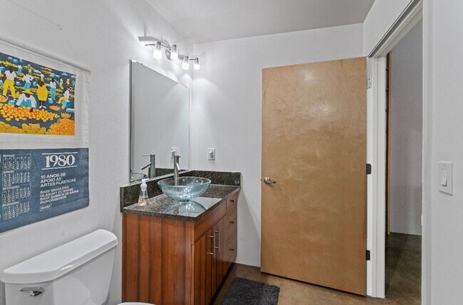 Building Photo - Fully Furnished 2 Bed / 2 Bath Modern Apar...