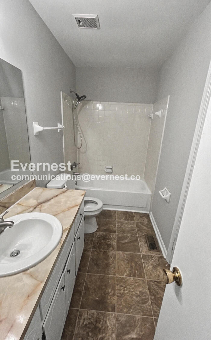 Building Photo - 2463 Hampstead Dr