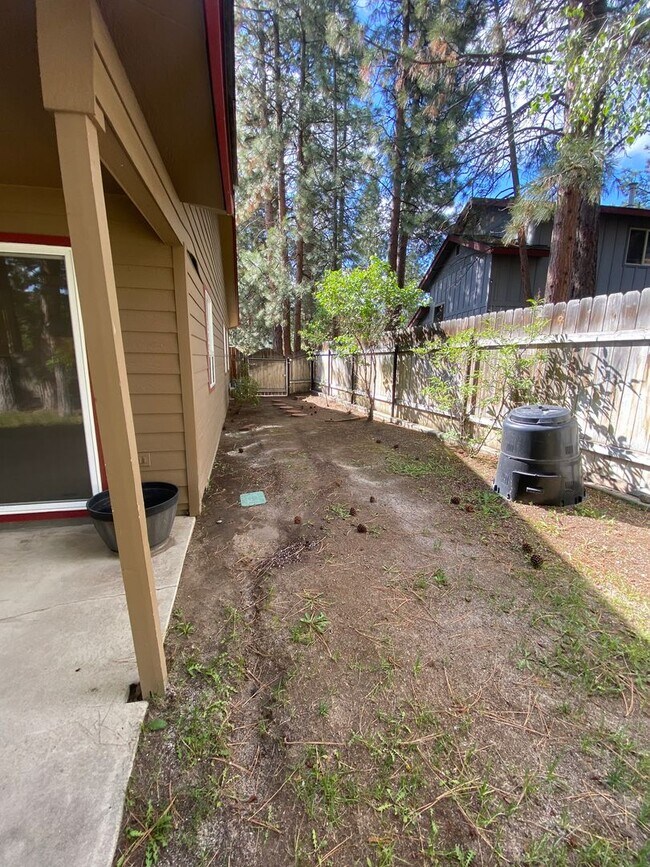 Building Photo - Spacious 2 Bedroom + office! Large yard!  ...