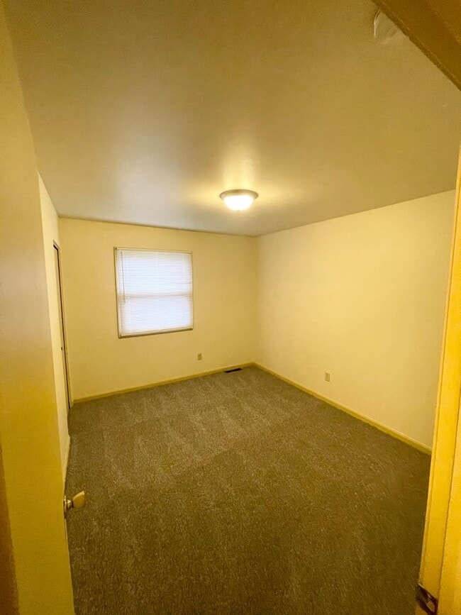 Building Photo - Spacious Two Story with 4 Bedrooms