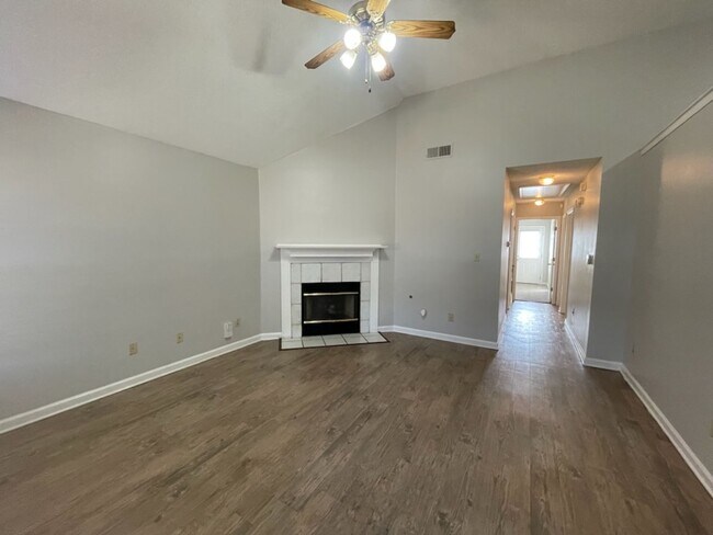 Building Photo - VILLAGES OF PLUM POINT, NEW FLOORS!