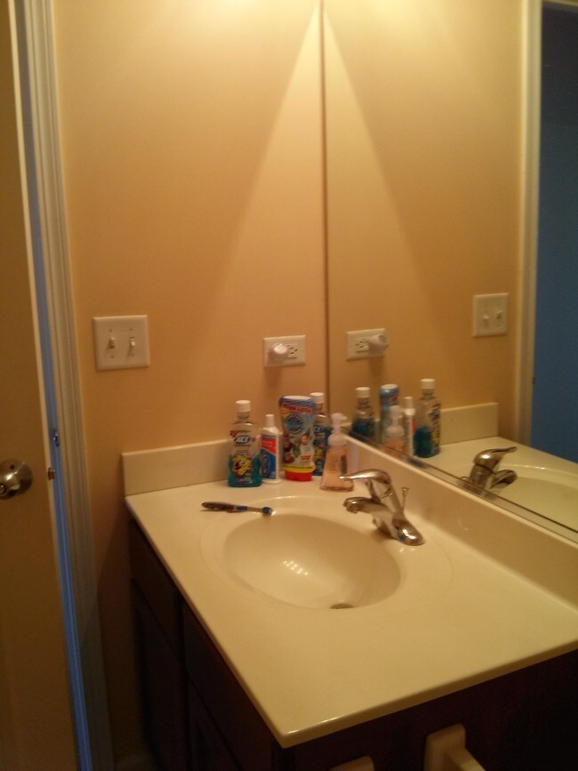 Building Photo - 1401 Millbrook Dr