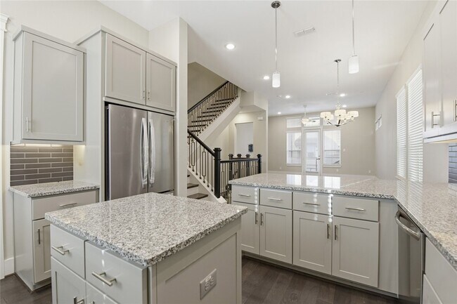 Building Photo - 819 Algona Ave