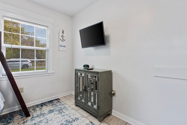 Building Photo - 805 Lewis Ave