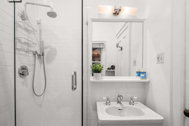 Building Photo - 3 E 9th St