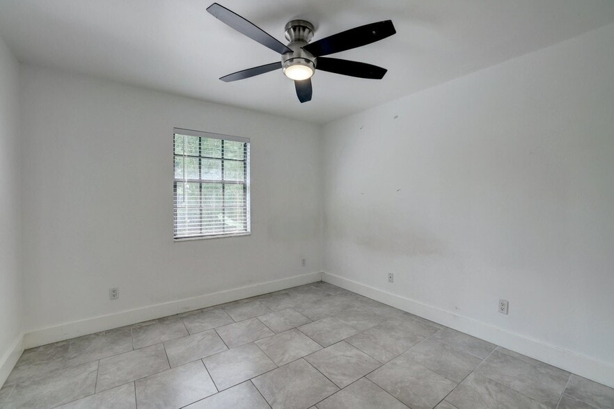 Building Photo - 5770 SE Wilsie Dr