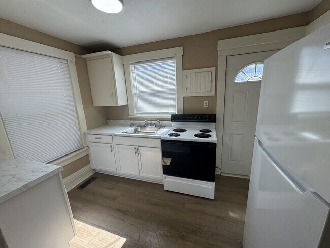 Building Photo - "Charming 2-Bedroom Gem in Wichita: Cozy 1...