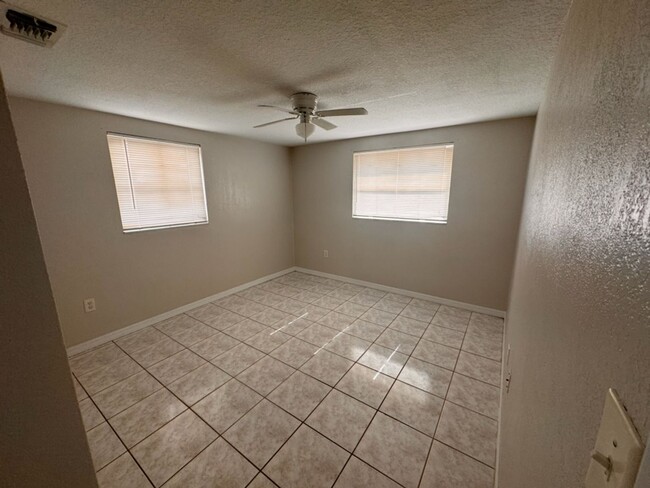 Building Photo - 2 Bedroom 1.5 Bath Clean & Cozy Home for Rent