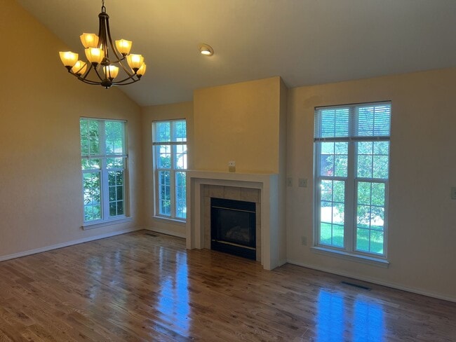 Building Photo - 4 Bedroom Home in SE Springfield!