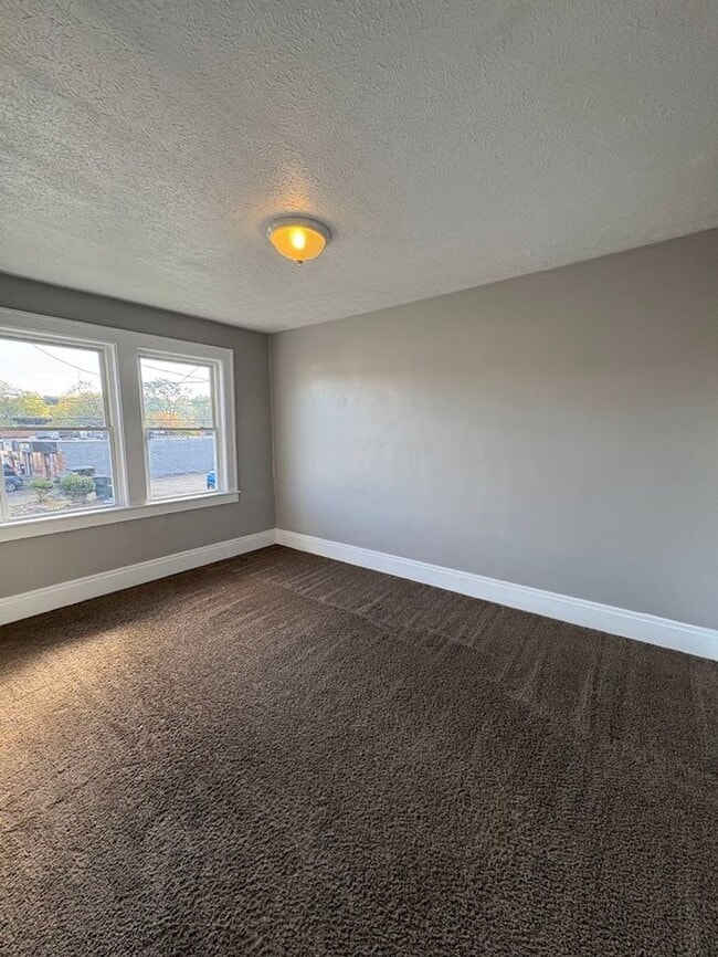 Building Photo - Three bedroom one bathroom townhouse for rent