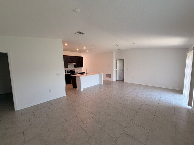 Building Photo - Single Family House Minutes to Davenport Posner Park Shopping Mall
