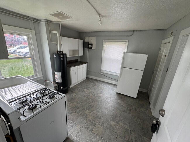 Building Photo - Interested in a two-bedroom house that includes a large garage. Please let us know