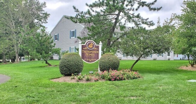 Building Photo - Centrally located, elegantly updated 2-bed...