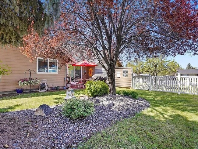 Building Photo - Spacious Prineville Home with Large Backyard!