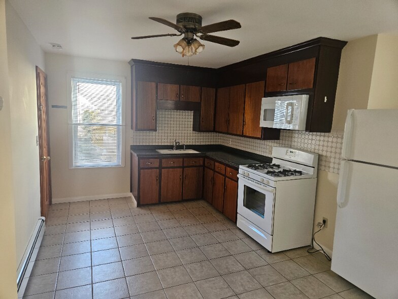 Primary Photo - 60 Cottage St